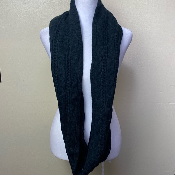 Black Infinity Cable Knit Scarf - Picture 2 of 3